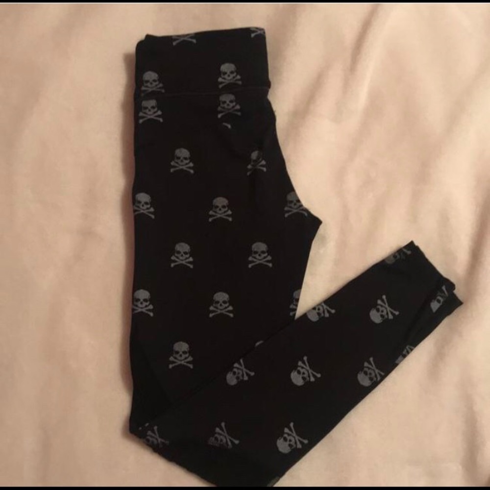 SoulCycle Preformance silver skull leggings